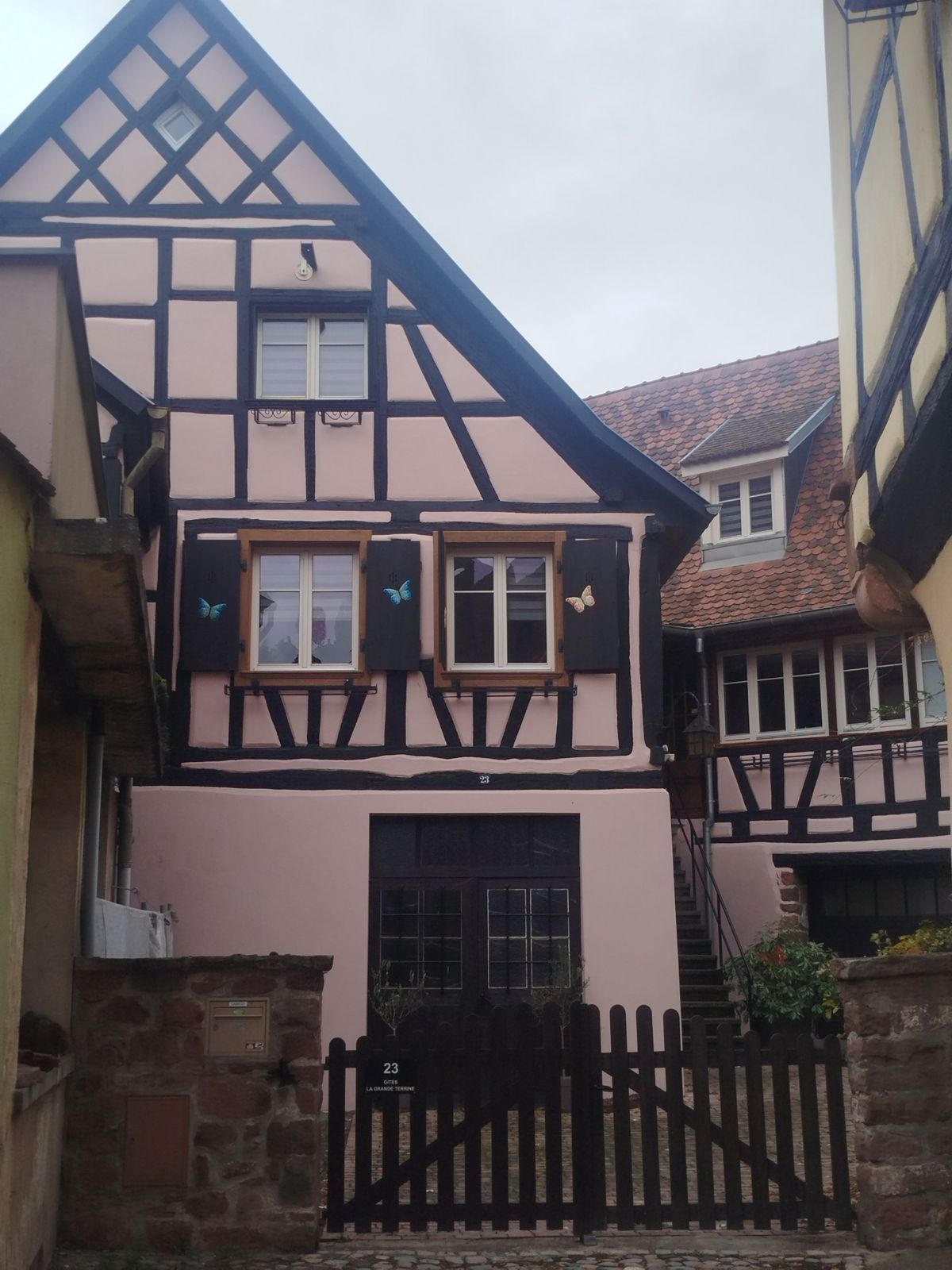 Façade de la maison à colombages rose, portail « Gîtes La Grande Terrine », 23 rue des Potiers