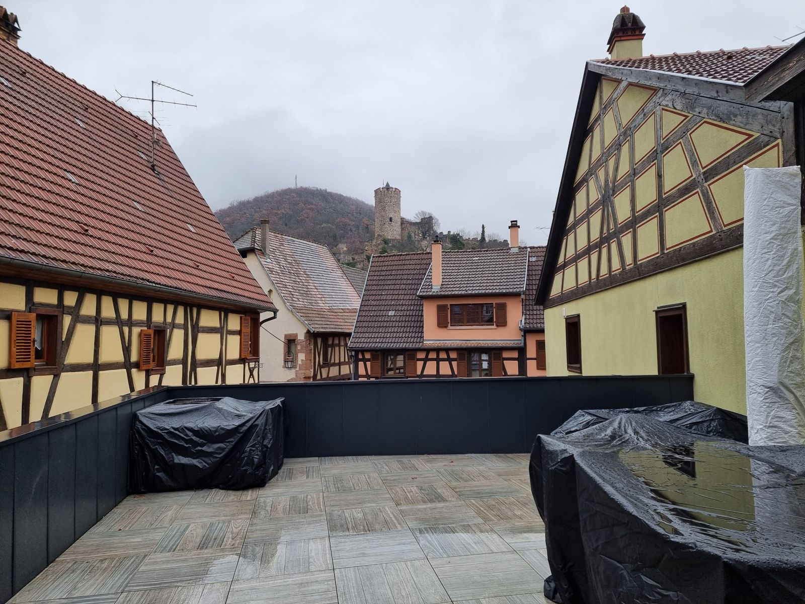 Terrasse du Kougelhopf avec vue sur le château de Kaysersberg