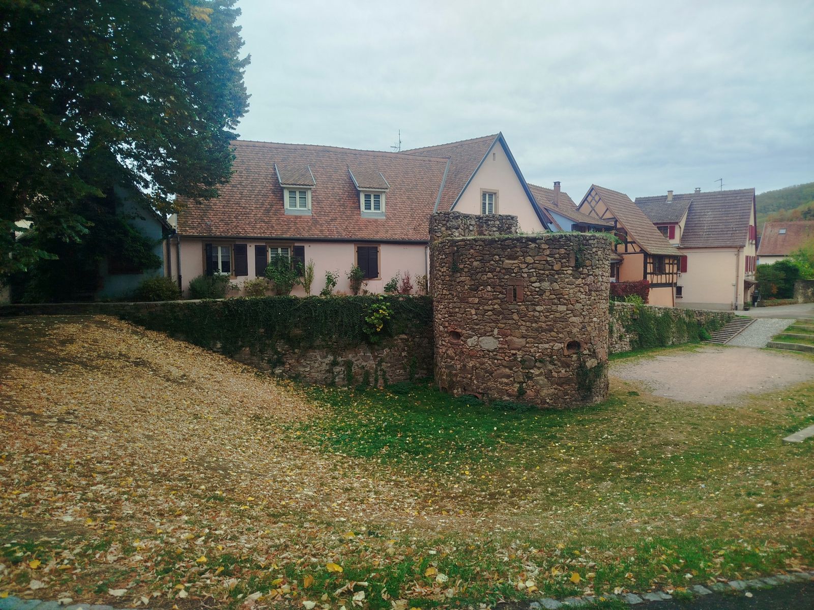 Tour et remparts médiévaux de Kaysersberg, maisons alsaciennes en arrière-plan